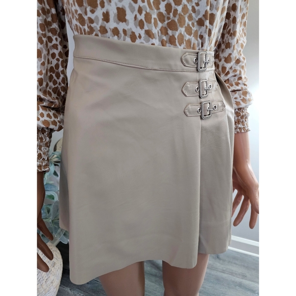 Superdown Jasmine Beige Buckled Pleated Faux Leather A-Line Mini Skirt Sz Medium - Picture 3 of 7